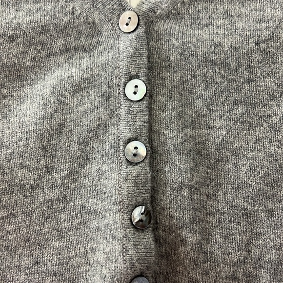 Medium Gray Sutton Studio by Bloomingdale’s cashmere sweater - Picture 3 of 7